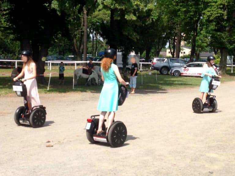 Mädchen probieren den Segway