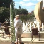 Carola Klapper am Brunnen vor SEG-CITY