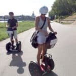 Frau auf dem Segway