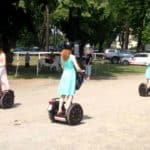 Mädchen probieren den Segway