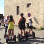 Einweisung einer Familie für die Segwaytour